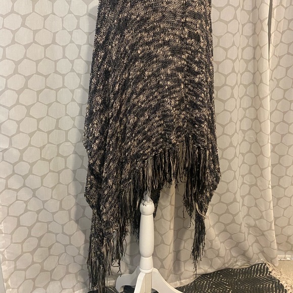 ⏰ Coldwater Creek - Grey long tassle open Shaw - M/L - Picture 3 of 5